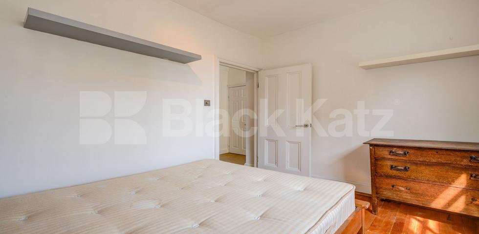 Wonderful spacious split level three bed within a period house in Camden. Camden Street, Camden